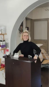 Emelyne vous accueille au salon Emysphere-Coiffure à Coudekerque-Branche