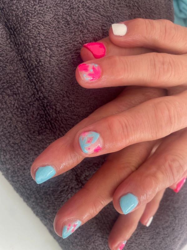 Pose de vernis semi-permanent coloré sur ongles courts