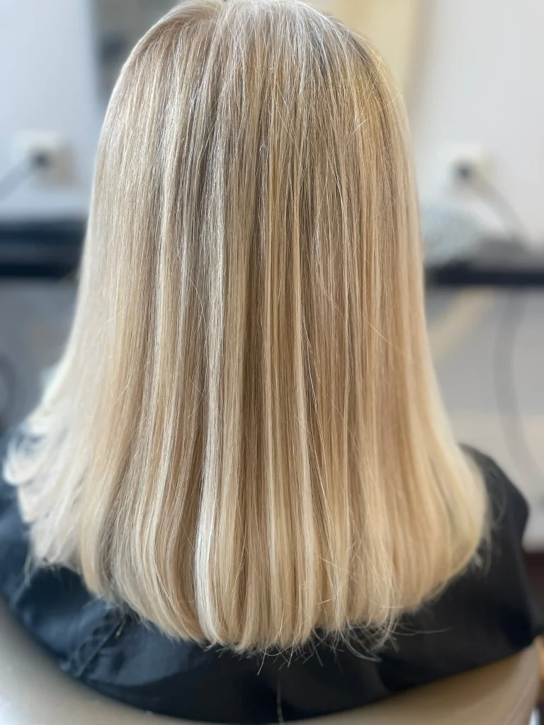 Résultat d’un blond lumineux travaillé avec patine froide chez Emysphere Coiffure à Coudekerque