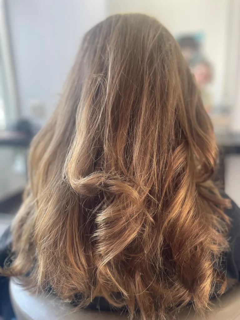 Brushing réalisé chez Emysphere Coiffure à Coudekerque-Branche sur cheveux longs avec ondulations naturelles