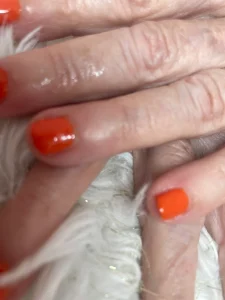 Détail d’une pose de vernis semi-permanent orange réalisée à Coudekerque chez Emysphere Coiffure